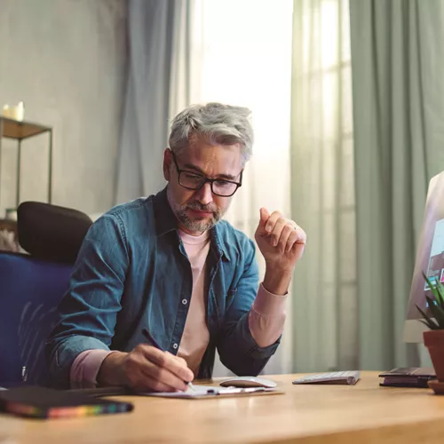 Homme regardant vers le bas, concentré