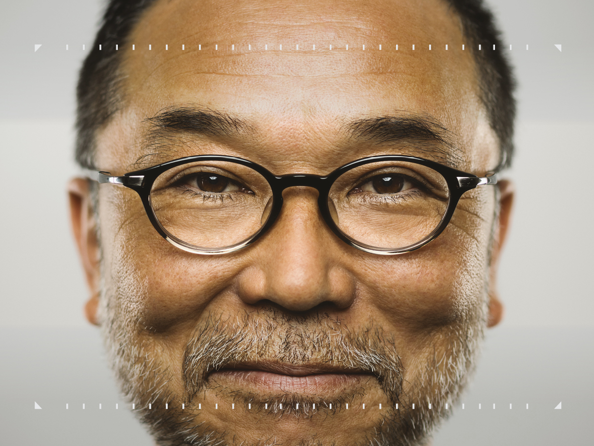 Homem asiático mais velho com óculos e lentes HOYA