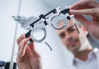 Optician holding instrument for eye test