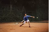 Man draagt ​​speciale HOYA-sportlenzen tijdens het tennissen