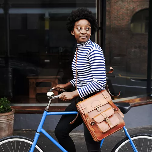 Signora con gli occhiali in bicicletta blu