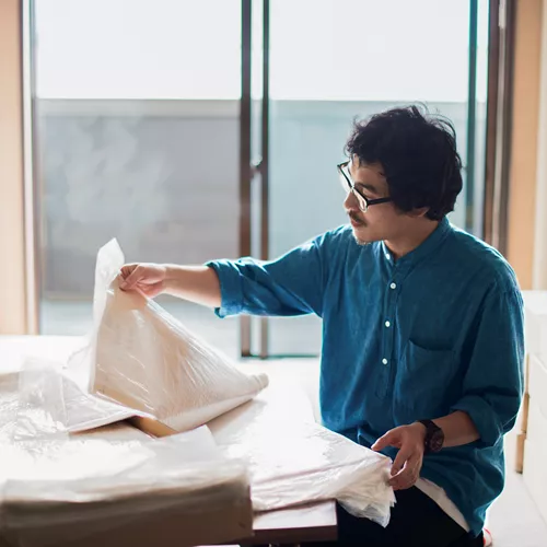 Arquitecto con lentes progresivos en una mesa de dibujo