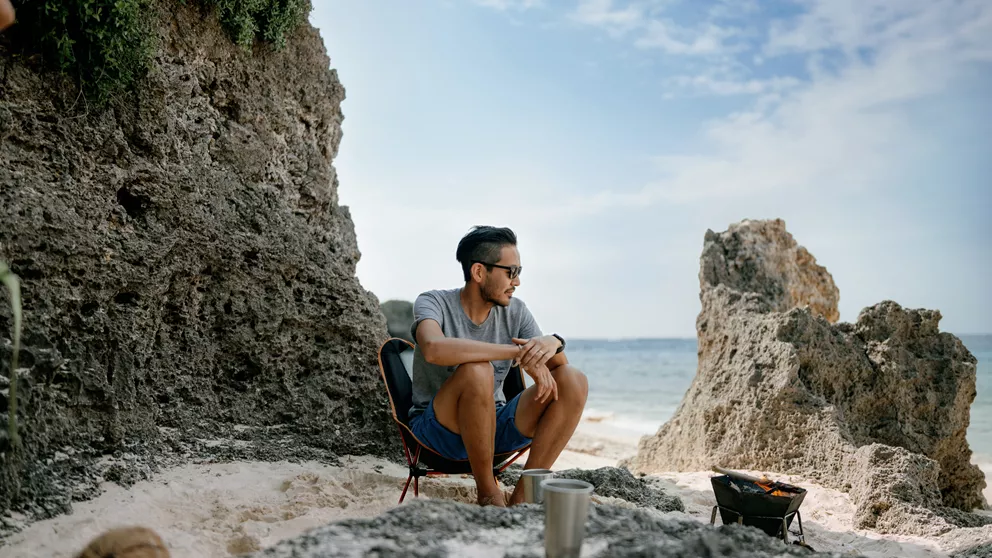 海灘上戴著 HOYA 偏光太陽眼鏡的男子