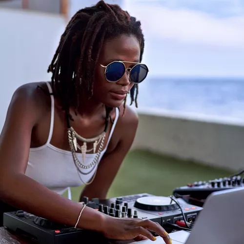 Donna che indossa occhiali da sole mentre fa la DJ
