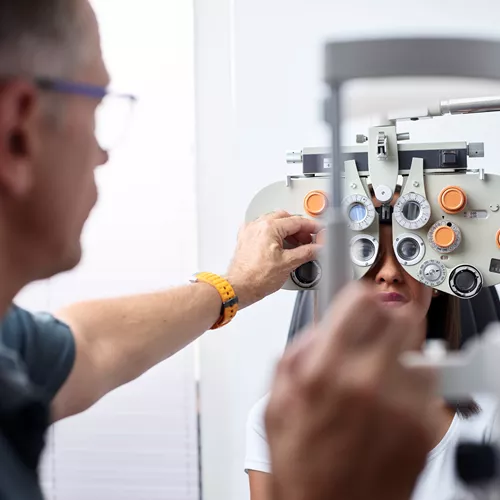 Profesional del cuidado ocular realizando un examen ocular