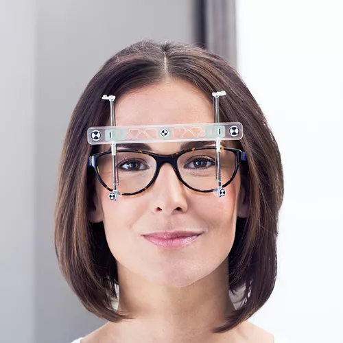 Una donna con gli occhiali si sottopone a un esame della vista