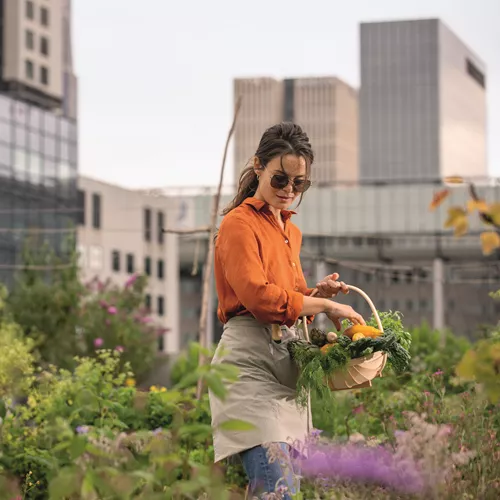 Una donna indossa lenti fotosensibili mentre lavora in giardino