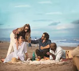 Mensen met een gepolariseerde HOYA-zonnebril op het strand