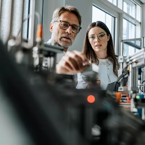 Tecnici oftalmici che lavorano in laboratorio