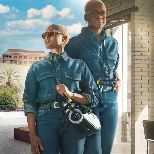 La stilista in tuta di jeans indossa lenti fotoreattive HOYA Sensity Shine